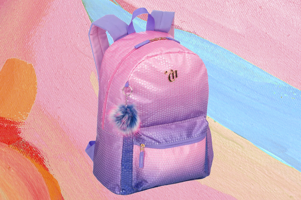 Mochila grande paetês rosa e lilás da CAPRICHO para Sestini. Montagem em fundo rosa, azul e laranja