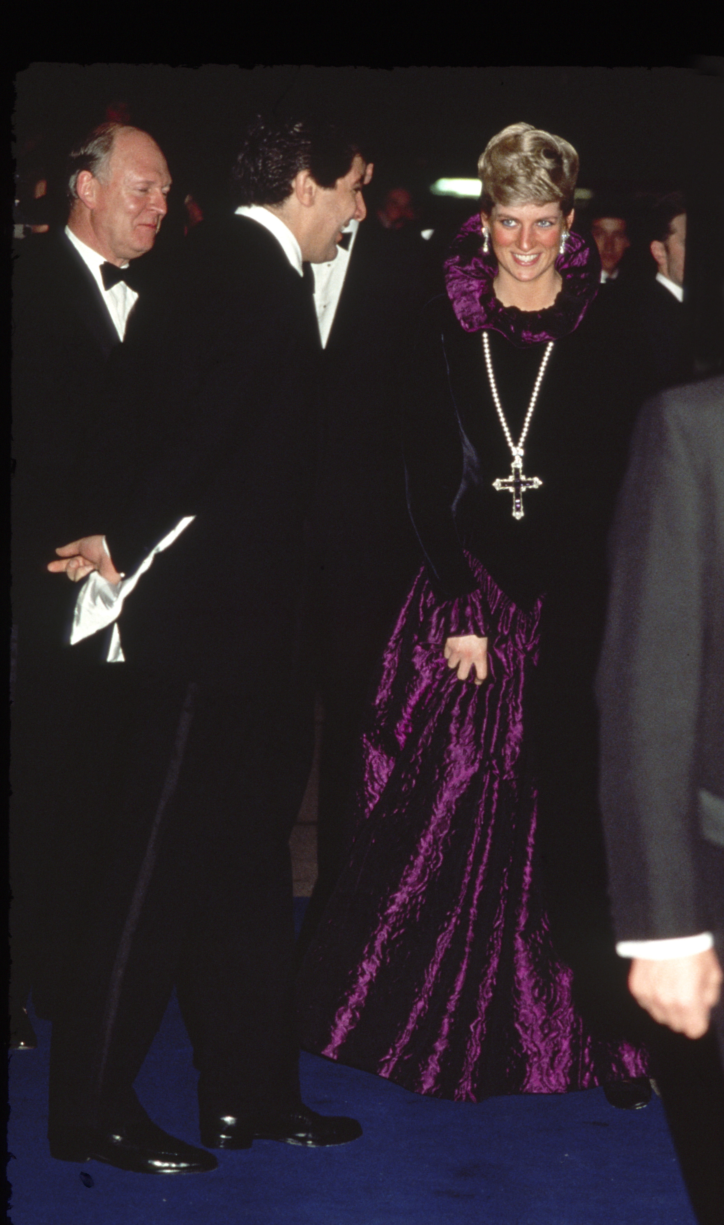 Diana Birthright Ball Princesa Diana chegando em evento benefiente usando a cruz Attallah em 1987
