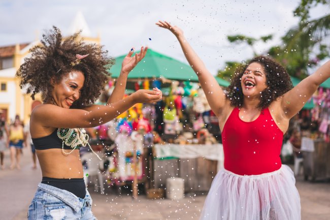 mulheres curtindo carnaval