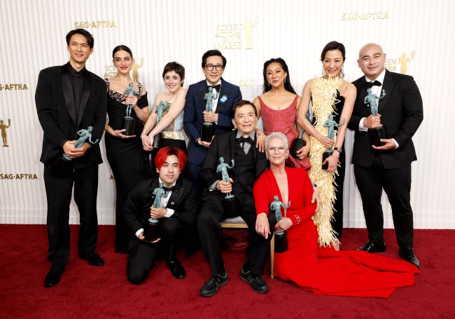 29th Annual Screen Actors Guild Awards – Press Room Elenco de Tudo em Todo Lugar Ao Mesmo Tempo posando para foto sorrindo enquanto seguram seus prêmios no SAG Awards 2023