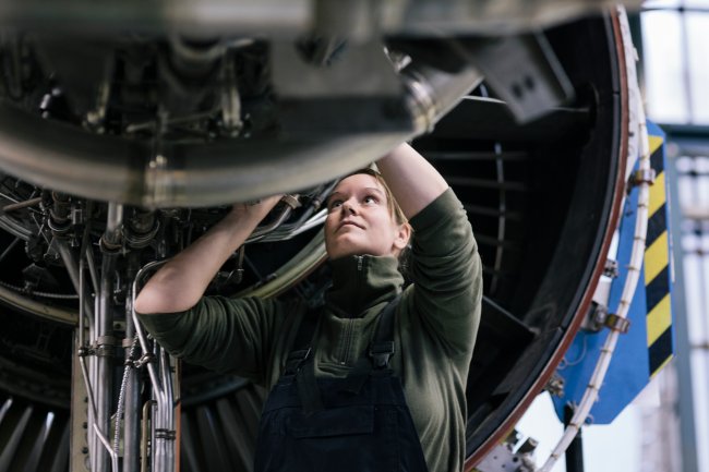 Engenheira trabalhando na estrutura de um avião