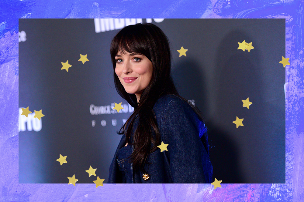 Dakota Johnson no Sundance Film Festival em janeiro de 2023. Montagem em fundo azul com estrelinhas douradas