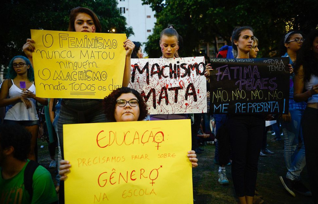 Meninas seguram cartazes pedindo o fim da cultura de estupro