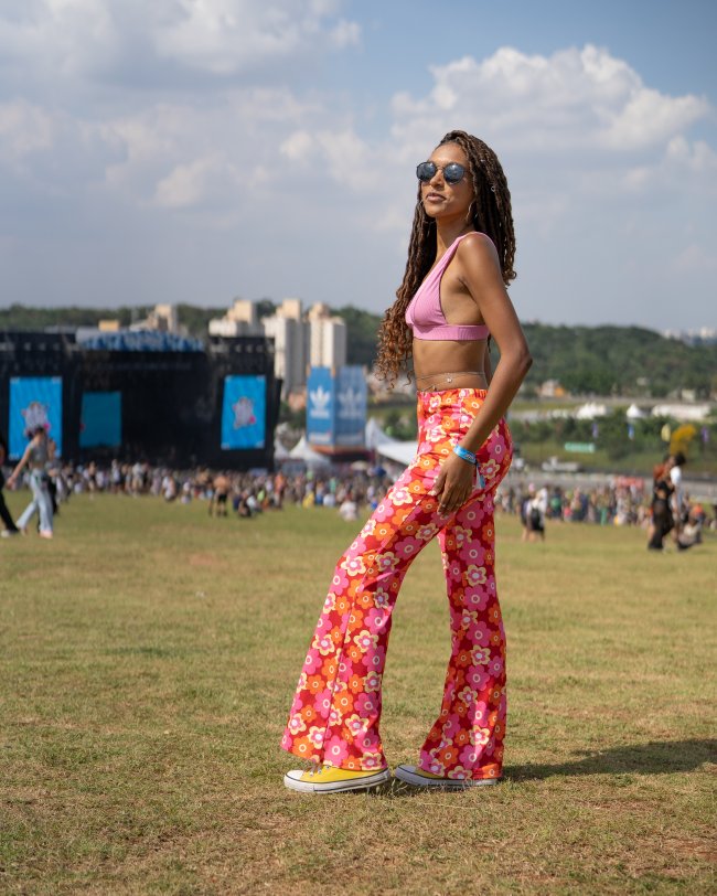 Look calça estampada Lollapalooza 2023