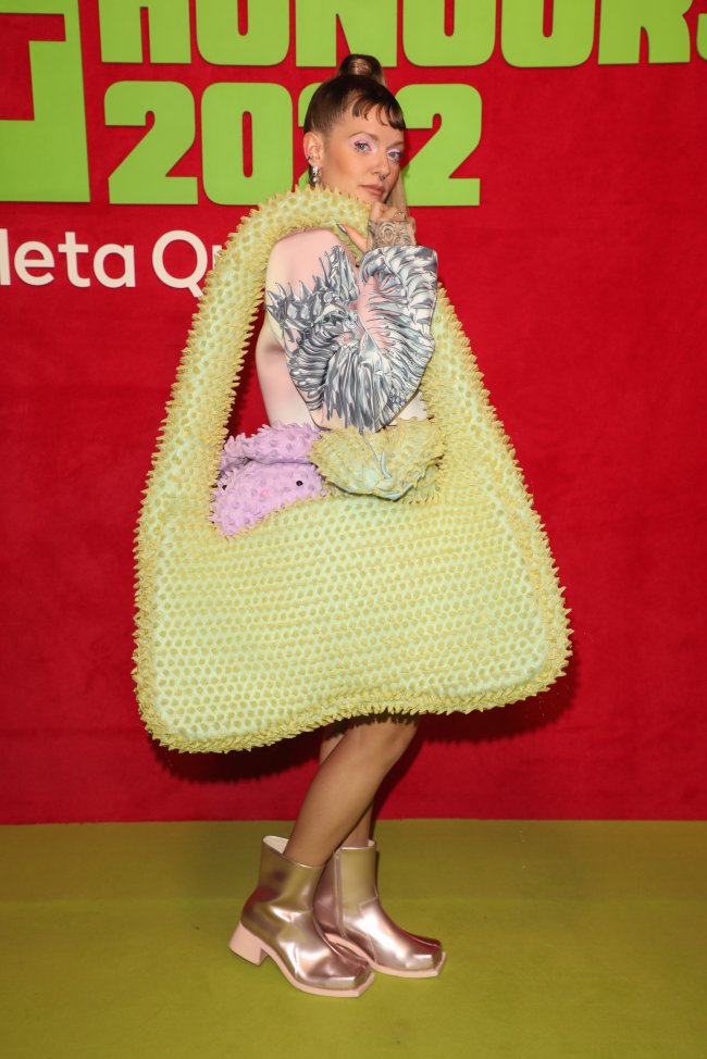 look-maxi-bolsa-tove-lo Foto da cantora Tove Lo com maxi bolsa