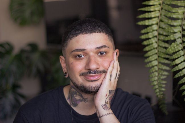 Alan Soares é o idealizador da projeto ‘Boletinhos’ nas redes sociais Homem branco tatuado