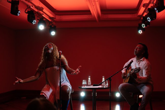 Em formato intimista, Liniker participa da abertura da Casa Clã nesta quarta-feira (8) Cantora Liniker ao lado de violinista e produtor Júlio Feijuca
