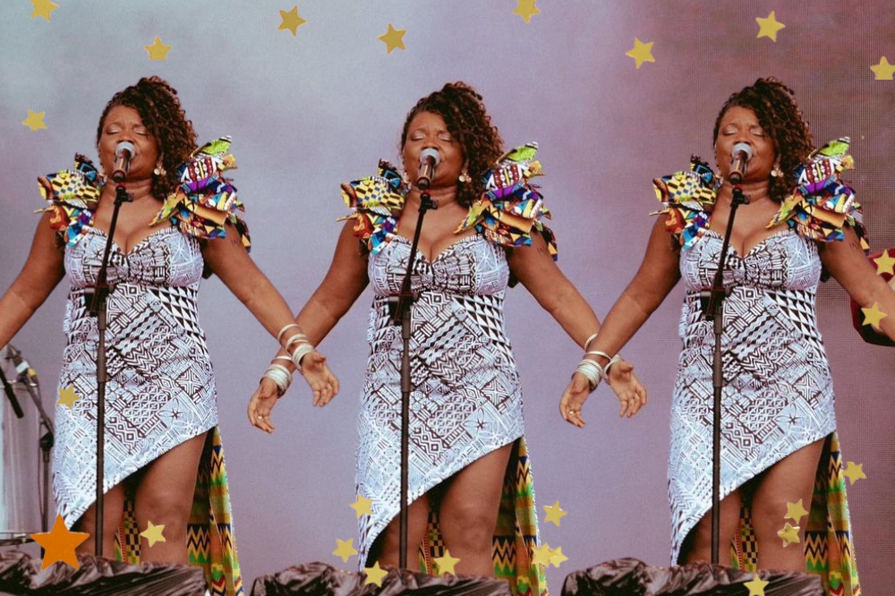 Fotografia da Margareth Menezes cantando em um palco