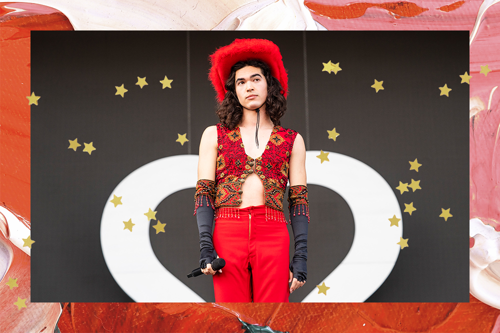 Conan Gray no ACL Music Festival 2022 no Texas usando look vermelho com luvas pretas e chapéu vermelho. Montagem em fundo vermelho e rosa com estrelinhas douradas