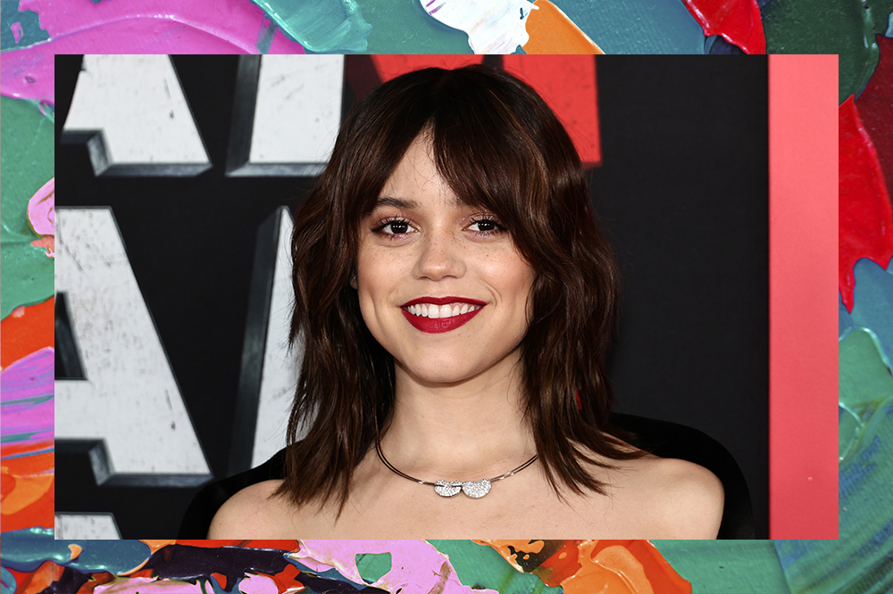 Jenna Ortega na première de Pânico 6, em Nova York. Montagem em fundo de tintas coloridas