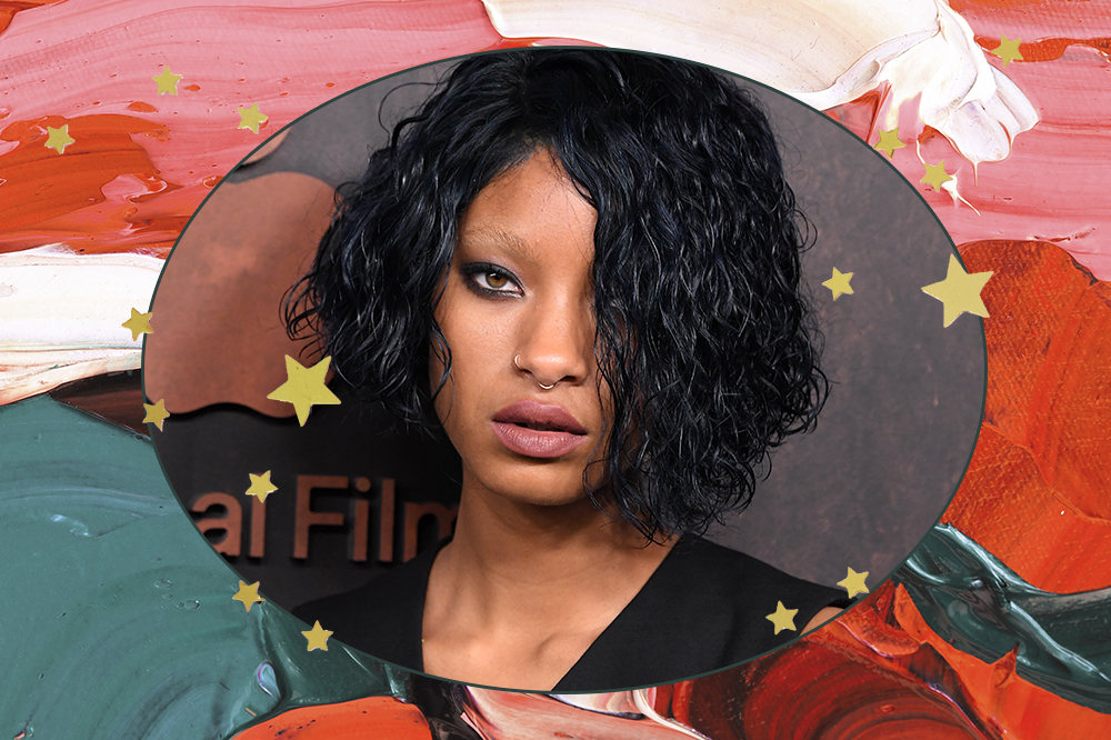 Willow Smith usando sobrancelhas descoloridas em moldura oval; montagem tem fundo vermelho, verde e rosa e estrelinhas douradas