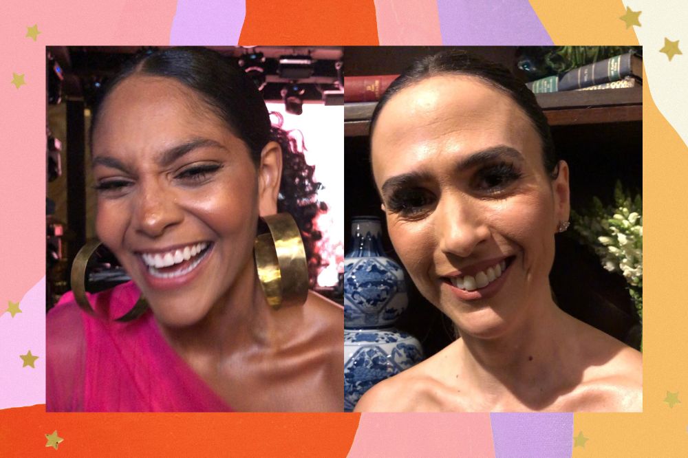 Barbara Reis e Tatá Werneck sorrindo em entrevista; a margem é uma textura nas cores rosa, lilás, laranja, roxo, amarelo e branco; estrelas amarelas decoram a imagem