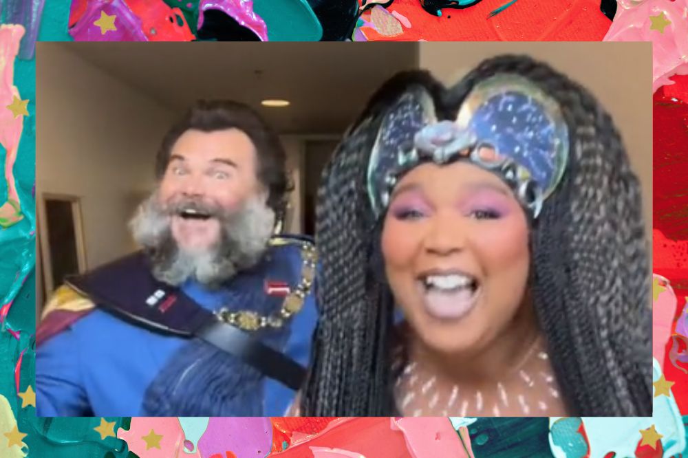 Jack Black e Lizzo sorrindo caracterizados como personagens de The Mandalorian