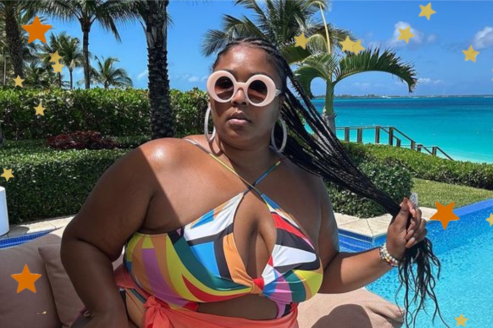 Foto da cantora Lizzo na piscina com detalhe de estrelas coloridas nas bordas.