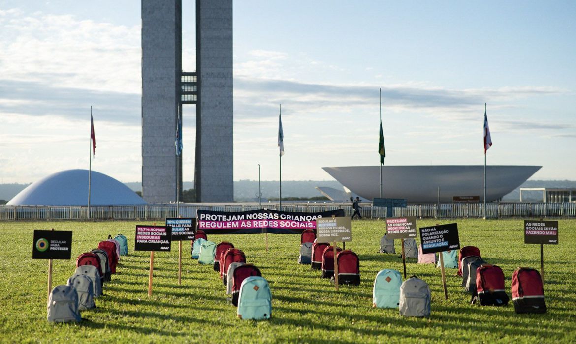 Mochilas de estudantes são colocadas em frente ao Congresso Nacional e homenagem às crianças mortas em ataques a escolas