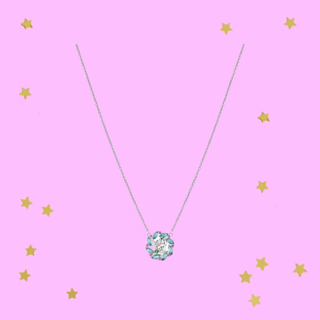 Colar de A Pequena Sereia com detalhes em azul e rosa; o fundo é rosa com estrelas amarelas como decoração