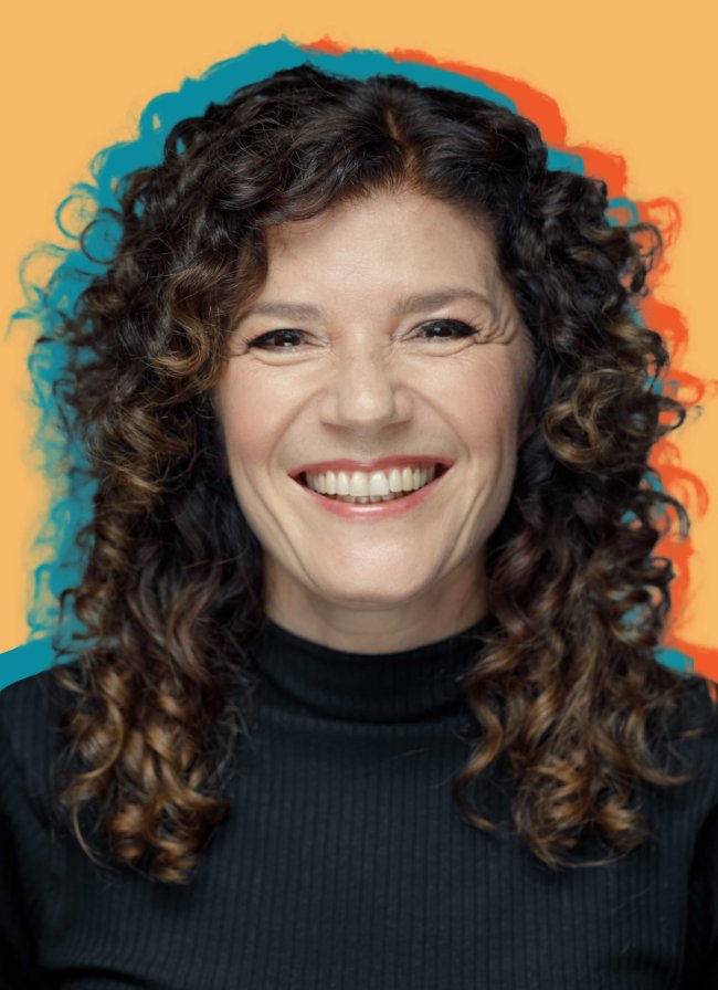 Dainara Toffoli Pessoa com cabelo cacheado