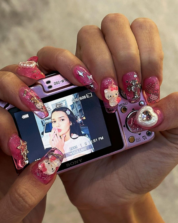 Unhas de Hello Kitty que Franciny Ehlke fez na Coreia do Sul