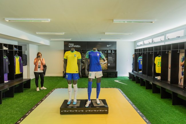 Camisas amarela e azul da seleção feminina de futebol feminino