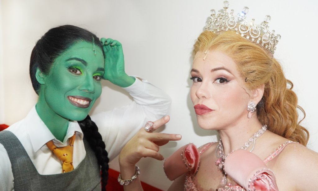 foto descontraida de elphaba (myra) e glinda (fabi) nos bastidores do musical wicked