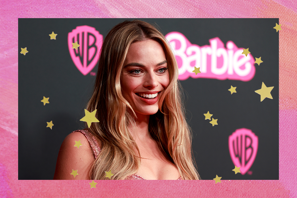 Margot Robbie em evento do filme "Barbie" em Sydney, na Austrália usando vestido rosa metalizado da Versace