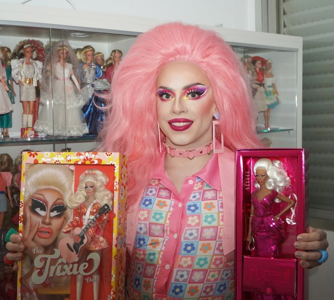 Penelopy com bonecas de RuPaul e Trixie Mattel