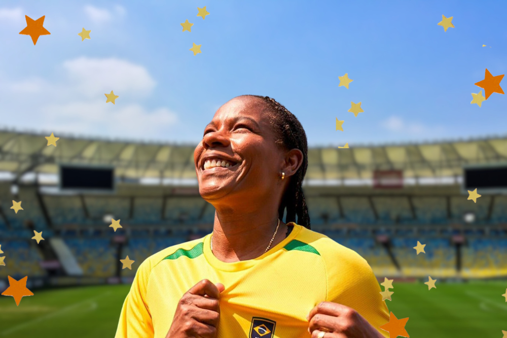 Ao fundo, imagem de um estádio de futebol; Na frente, uma jgoadora de futebol usa a camisa da seleção feminina