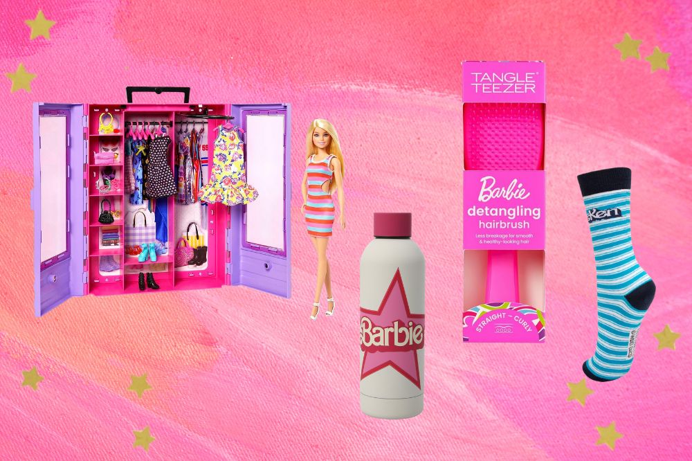 barbie5 Armário de brinquedo, garrafa boneca, escova de cabelo e meia de Barbie; o fundo é uma textura em tons de rosa e branco com estrelas amarelas como decoração