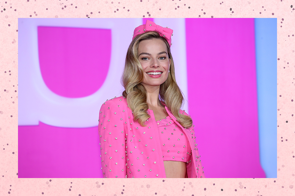 Margot Robbie em coletiva de imprensa de "Barbie" em Seoul, na Coreia do Sul, usando look rosa da Moschino