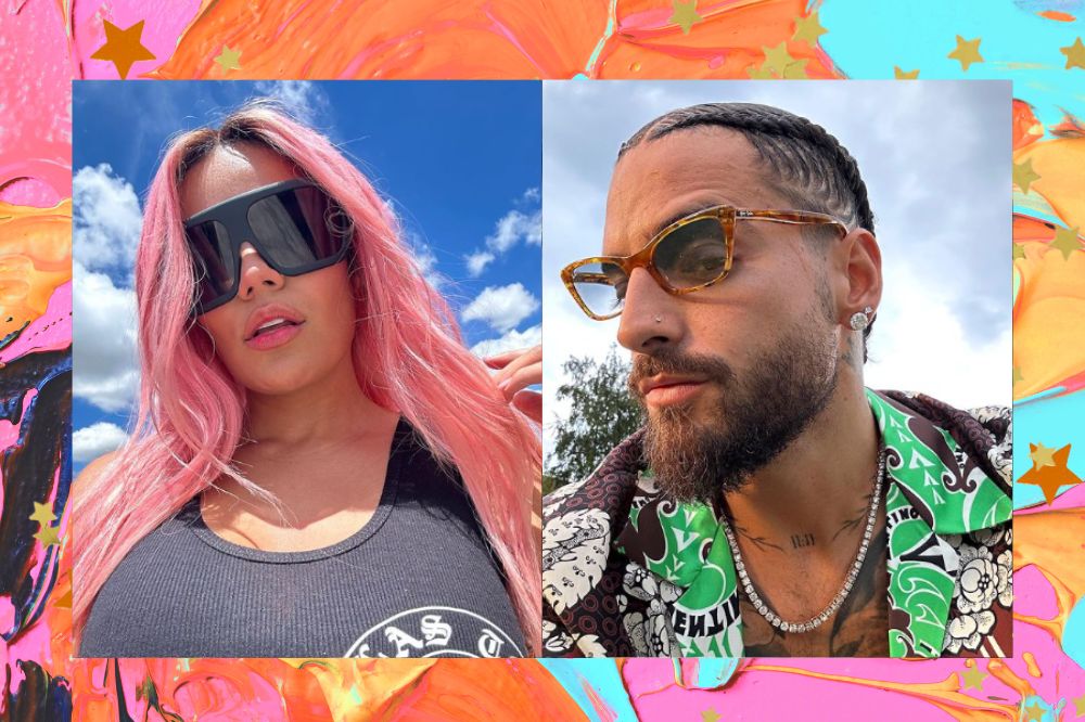 Duas selfies de Karol G e Maluma; eles estão olhando para câmera com expressões neutras e o céu azul ao fundo; a margem é uma textura de tintas nas cores laranja, vede, rosa, amarelo e preto; estrelas amarelas e laranjas decoram a imagem