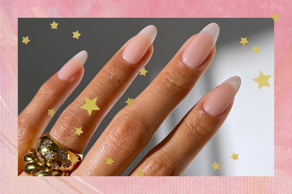 Unhas minimalistas em montagem com fundo rosa e estrelinhas douradas