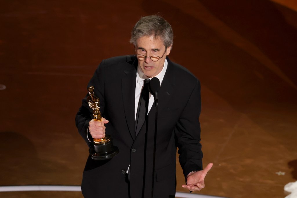 Walter Salles aceita o prêmio de Melhor Filme Internacional por Ainda Estou Aqui no palco durante a 97ª edição do Oscar no Dolby Theatre em 02 de março de 2025 em Hollywood, Califórnia.