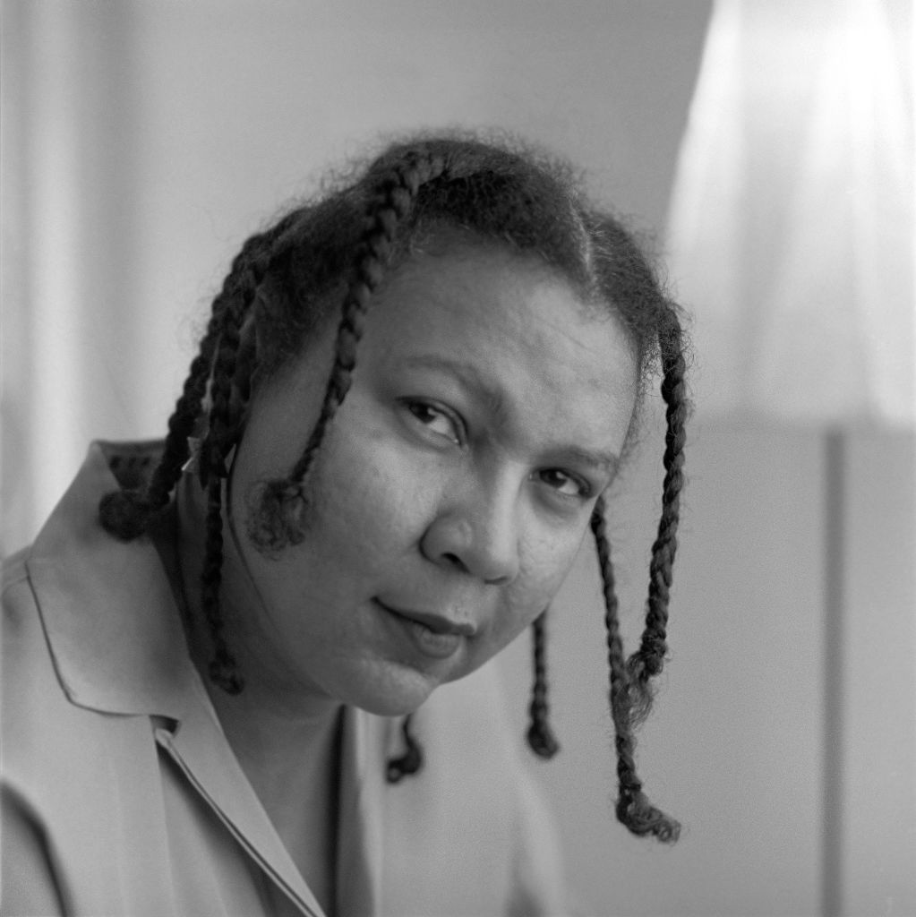 O autor e crítico cultural bell hooks posa para um retrato em 16 de dezembro de 1996 na cidade de Nova York, Nova York.