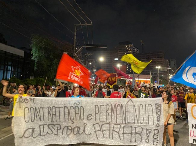 Ato dos alunos em greve da USP Alunos em ato