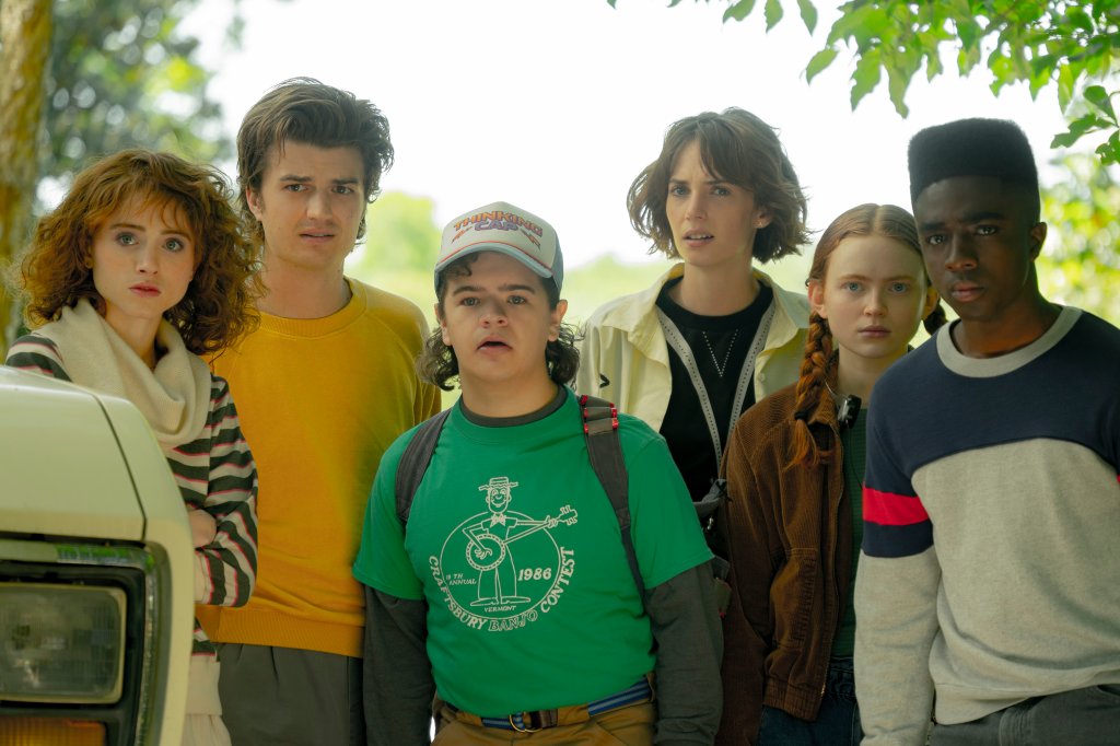 Cena da 4ª temporada de Stranger Things com Nancy Wheeler (Natalia Dyer), Steve Harrington (Joe Keery), Dustin Henderson (Gaten Matarazzo), Robin Buckley (Maya Hawke), Max Mayfield (Sadie Sink) e Lucas Sinclair (Caleb McLaughlin)