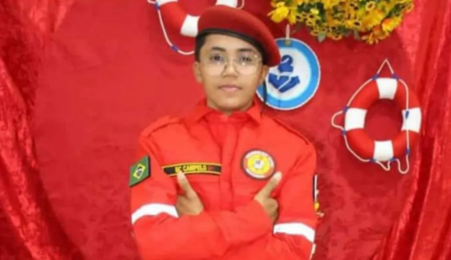 Ana Caroline Jovem usa uniforme vermelho