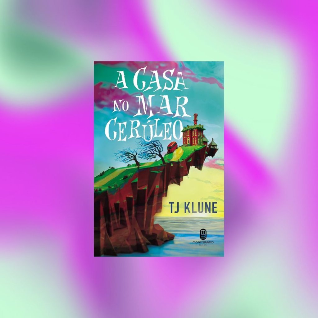 livro (6) Capa do livro A Casa no Mar Cerúleo com uma casa colorida na ponta de um penhasco com o mar e o horizonte com pôr do sol em terceiro plano; o fundo é uma textura de formas abstratas nas cores verde e lilás