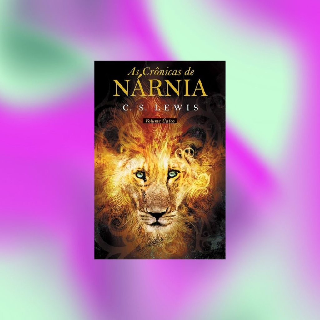 livro (7) Capa do livro As Crônicas de Nárnia com rosto de um leão e chamas ao seu redor; o fundo é uma textura de formas abstratas nas cores verde e lilás