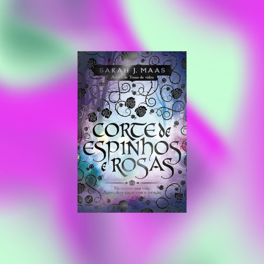 livro (8) Capa do livro Corte de Espinhos e Rosas com silhuetas de rosas e caules com espinhos em preto com um fundo de cores azul e roxo; o fundo é uma textura de formas abstratas nas cores verde e lilás