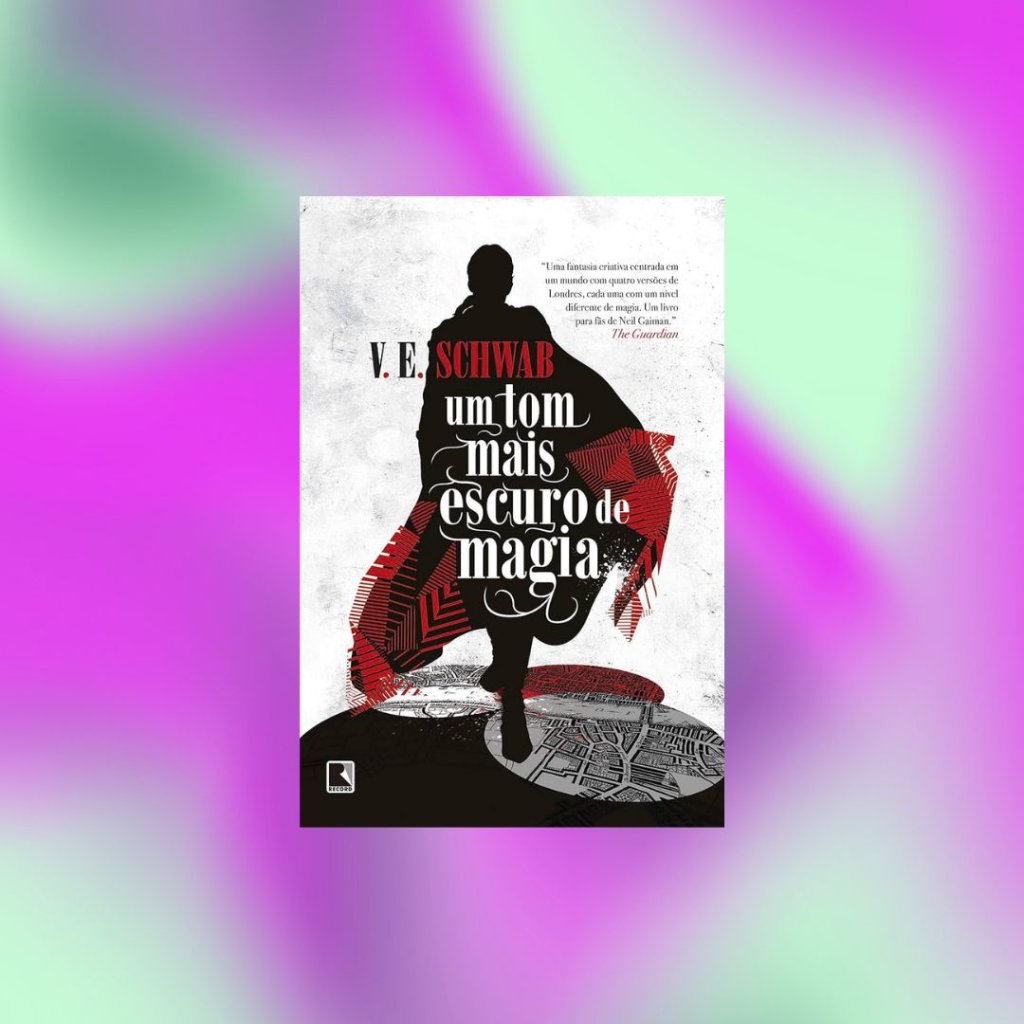 livro (9) Capa do livro Um Tom Mais Escuro de Magia com silhueta do personagem em preto coberto por um manto em vermelho em um fundo branco com desenhos em preto no chão; o fundo é uma textura de formas abstratas nas cores verde e lilás