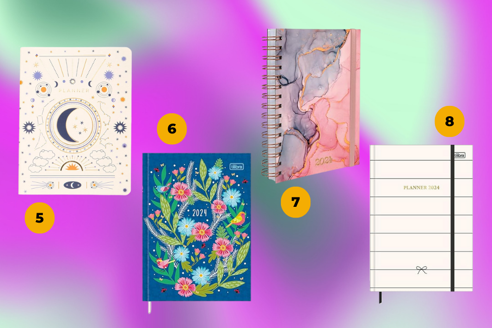 15 itens de papelaria que vão te ajudar a se organizar melhor em 2024 Imagem de quatro cadernos, um rosa claro com estampa de estrelas, um azul escuro com estampa florida, um com estampa de mármore rosa e cinza e outro bege claro com listras horizontais em um fundo roxo e verde