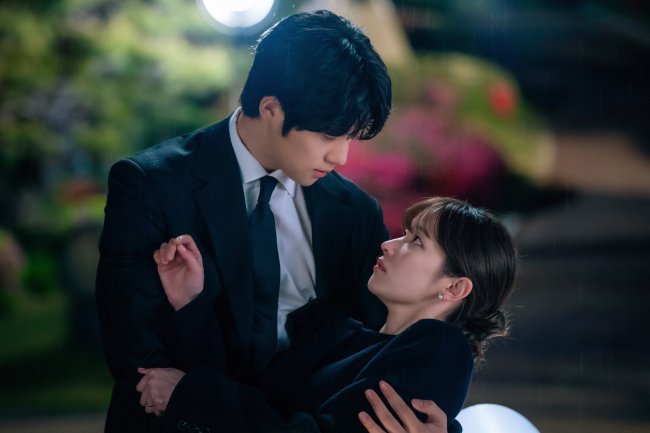 240207_Na A-jung & Lee Ji-han_Group Ver.2_2 Moon Sang Min e Jeon Jong Seo em cena de Casamento Impossível.