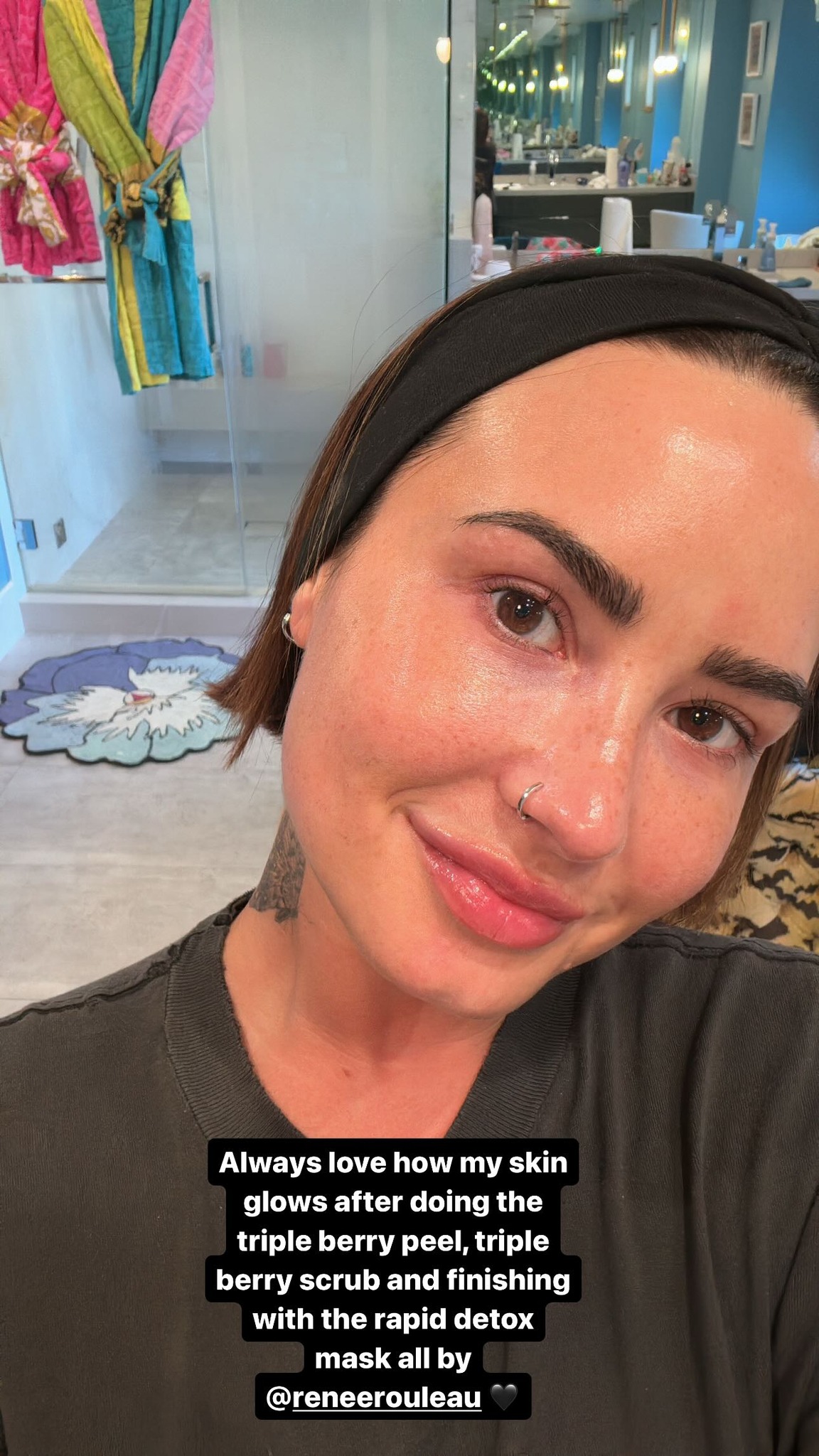 Demi Lovato posta foto sem maquiagem nos stories do Instagram e revela segredos de skin care