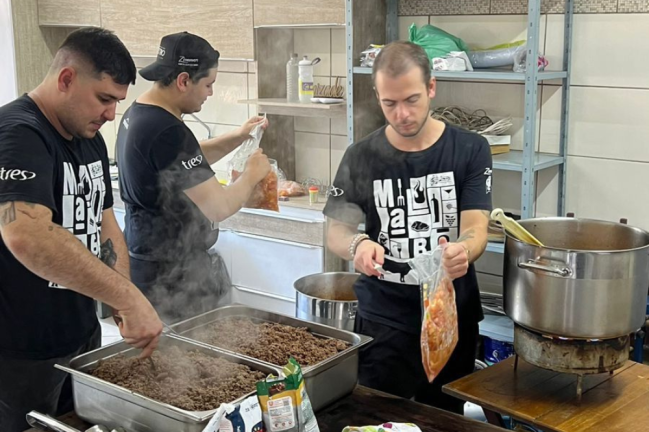 Grupo de voluntários de restaurante de Gramado se unem para produzir marmitas no RS