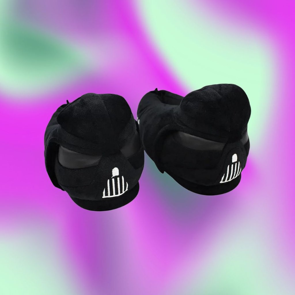 Pantufa de Star Wars preto com detalhes em branco em fundo degrade em roxo e verde