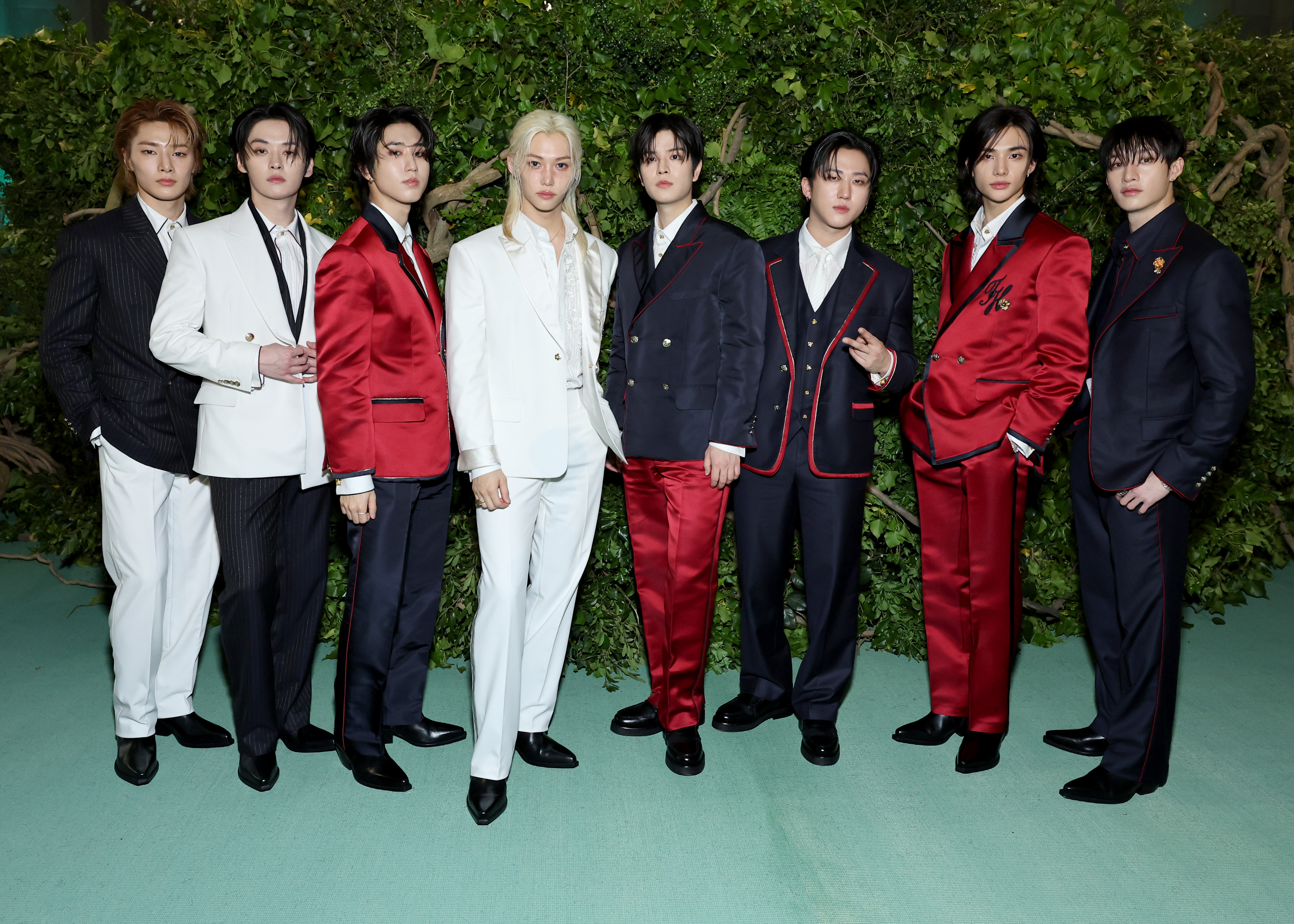 Stray Kids no Met Gala 2024 celebrando o tema "Sleeping Beauties: Reawakening Fashion" no Metropolitan Museum of Art em 6 de maio de 2024 em New York City