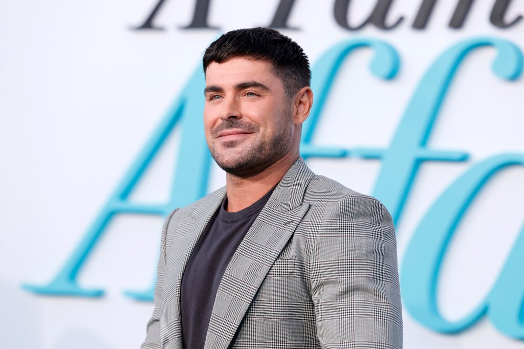 Zac Efron na première de Tudo em Família, em Los Angeles; ele está sorrindo levemente enquanto posa para foto