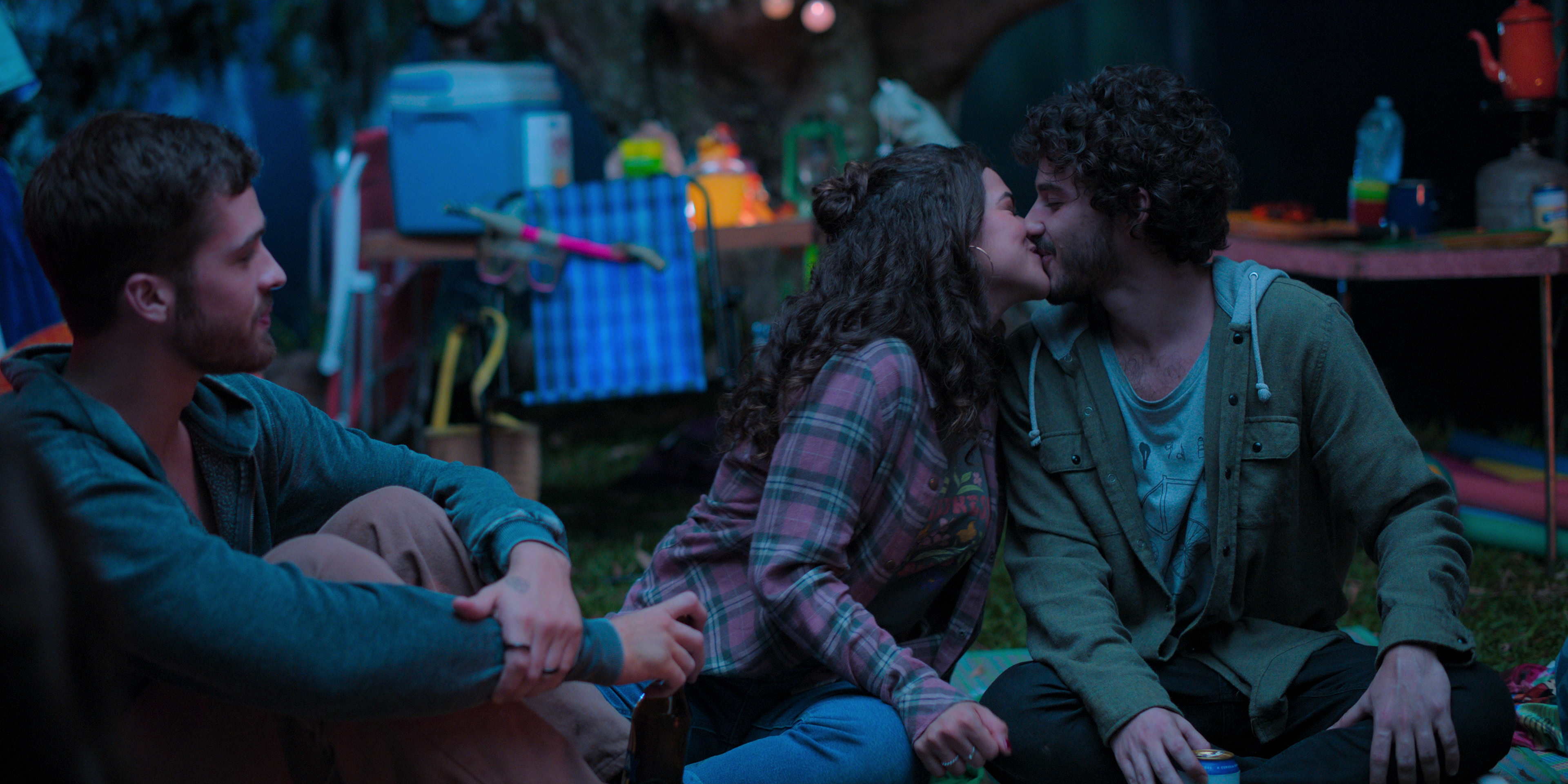 3a-temporada-de-volta-aos-15-netflix Fabrício (João Guilherme), Anita (Maisa) e Joel (Antonio Carrara) na terceira temporada de De Volta aos 15