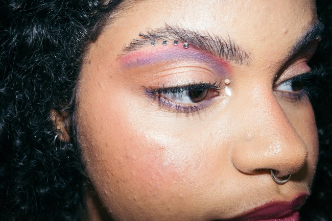 capa-galera-ch Imagem com foco nos olhos de uma jovem com um delineado roxo e rosa e brilhos