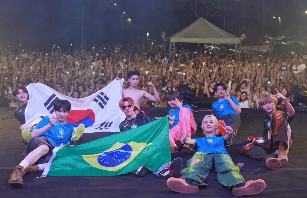 Foto do grupo de k-pop NTX no Brasil